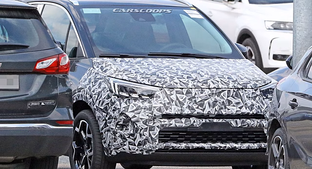 На тестах был замечен рестайлинговый Opel Crossland X Spied с новой решеткой радиатора