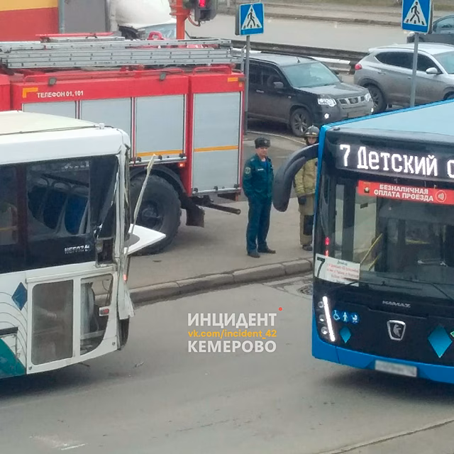 Автобусы столкнулись на кемеровском перекрестке