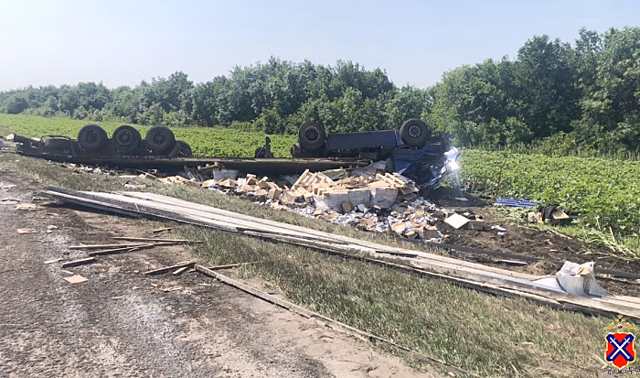 Под Волгоградом в ДТП погиб 41-летний водитель опрокинувшейся фуры