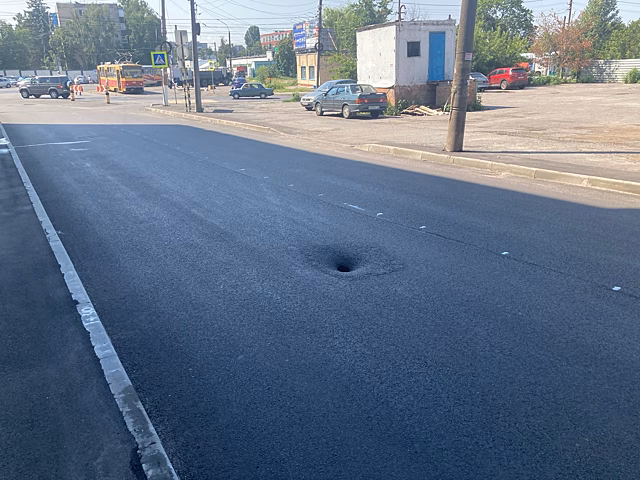 В Курске на свежеотремонтированной улице Межевая образовалась дыра