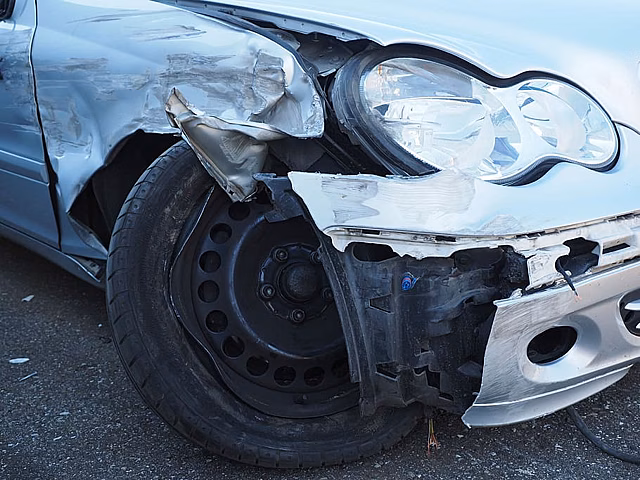В Омске водитель авто умер после столкновения с деревом