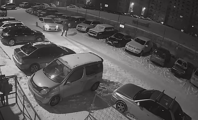 Водитель сбил загадочного преследователя на парковке в Новосибирске