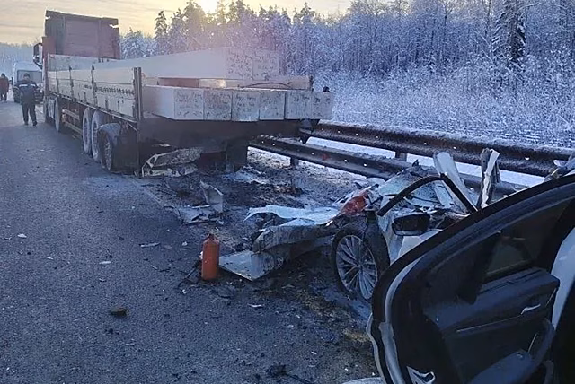 В Ленобласти два человека погибли, врезавшись в стоящий на трассе грузовик