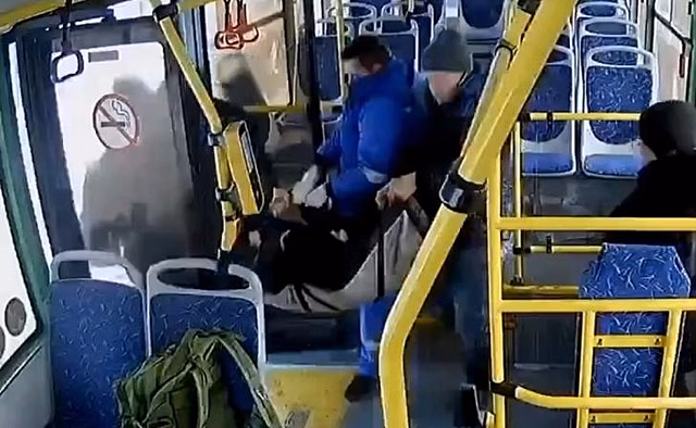 В Курске водитель автобуса оказал помощь пассажиру с эпилепсией