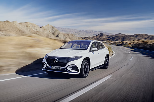 Компания Mercedes запустила продажи электрического кроссовера EQS в Германии