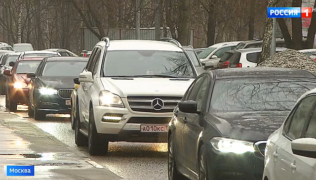 Дорога во дворе жилого дома превратилась в дублер Ленинского проспекта