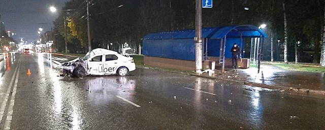 В Кирове таксист врезался в опору ЛЭП и погиб, пассажир в больнице