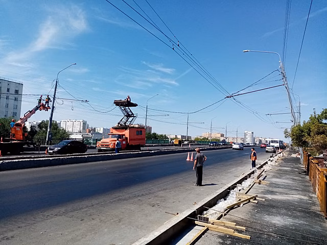 В Оренбурге ремонтируют наклонившуюся световую опору на мосту по ул. Терешковой