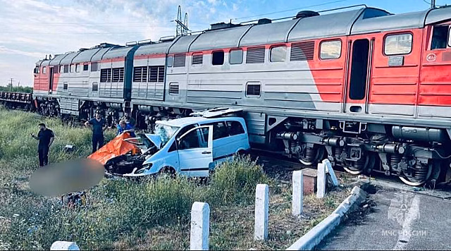 Пять человек погибли в столкновении маршрутки и грузового поезда в российском регионе