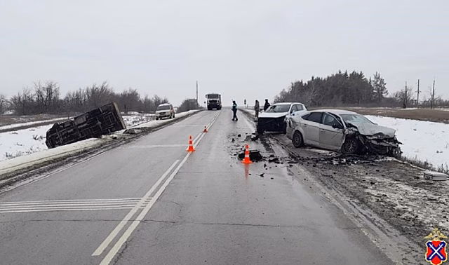 В тройном ДТП в Волгоградской области погиб человек, пятеро пострадали