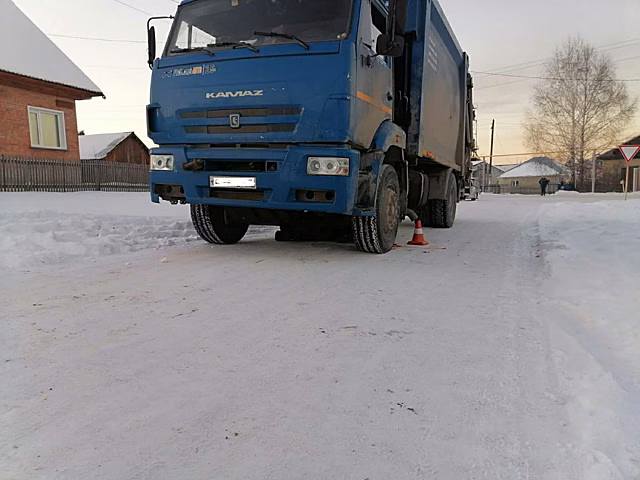 Рабочий погиб под колесами КАМАЗа в Новосибирской области