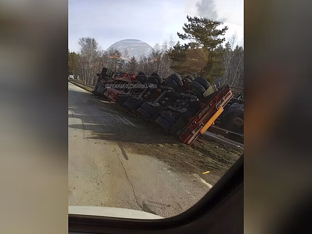 Большегруз снес ограждение и опрокинулся под Читой