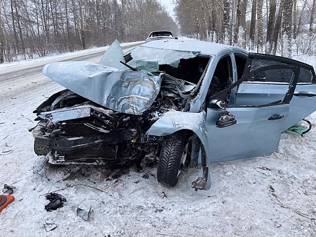 Автомобилистка с пассажиркой пострадали при наезде на дерево в Кемерове
