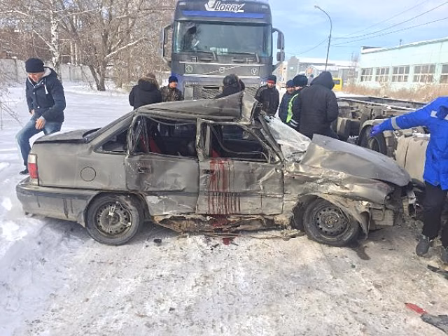 В Екатеринбурге неопытный водитель иномарки устроил аварию и погиб