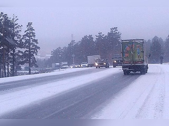 Огромная пробка образовалась под Читой из-за выпавшего снега