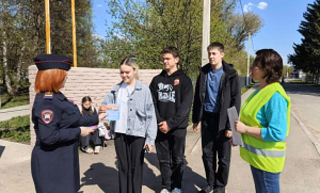 В Самарской области сотрудники Госавтоинспекции и общественники напомнили Правила дорожного движения несовершеннолетним