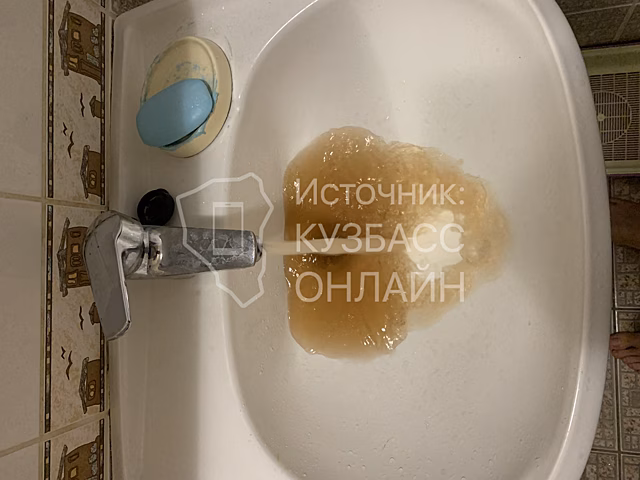Кемеровчанин пожаловался на ржавую горячую воду из-под крана