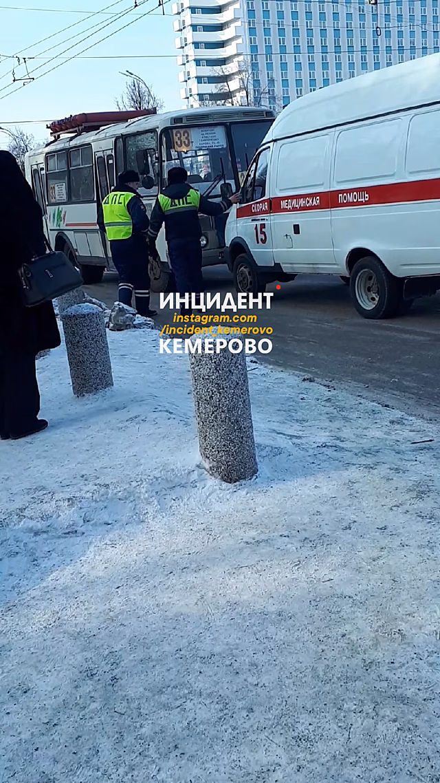 Школьник попал под колеса маршрутки в Кемерове