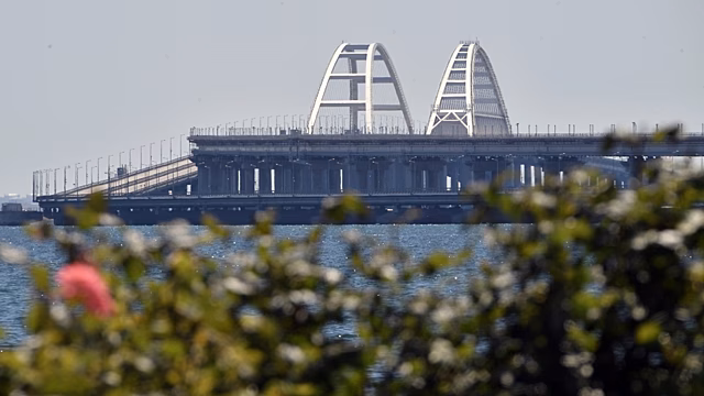 Крымский мост перекрыли для автомобилей