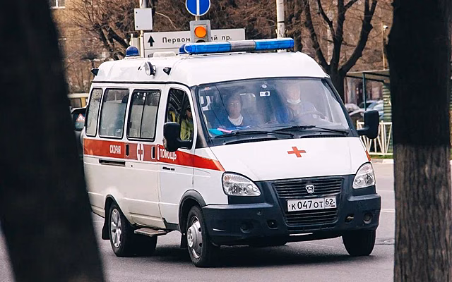 На улице Новосёлов в Рязани легковушка врезалась в столб