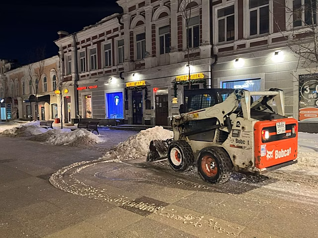 В Саратове продолжается уборка города от снега и наледи