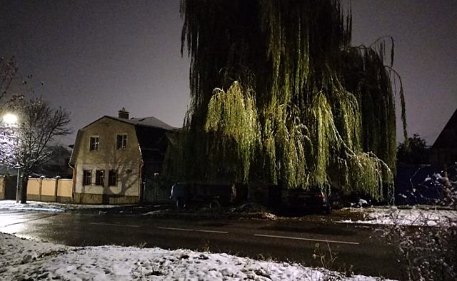 Курские коммунальщики продолжают чистить снег на дорогах