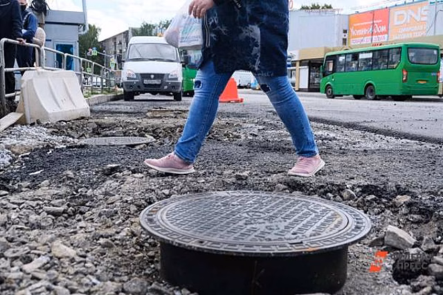 В центре Челябинска из-за провалившегося асфальта закрыли движение для транспорта