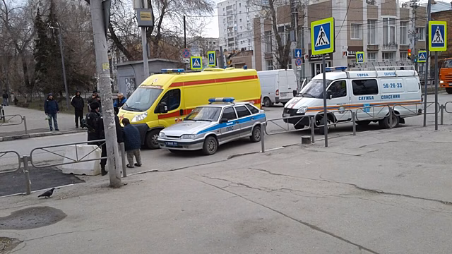 Житель Саратова провалился в яму в центре города