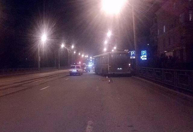 В Красноярске пьяный водитель въехал в автобус и скрылся с места аварии
