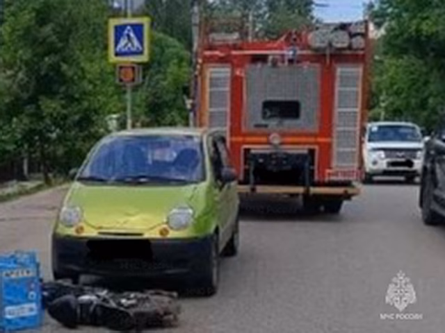 Курьер службы доставки попал под колеса машины в Калуге