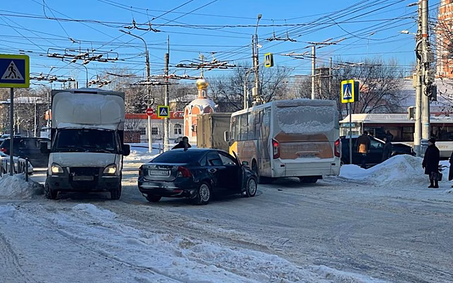 Маршрутка попала в массовую аварию в центре Рязани