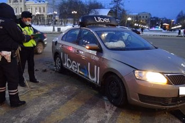 В центре Екатеринбурга 17-летняя девушка пострадала в ДТП с такси