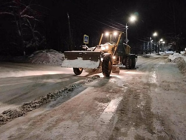 Улицы и тротуары Кирова обрабатывают противогололедными материалами
