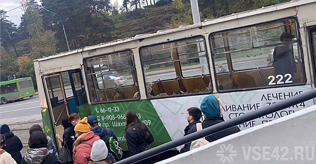 Стекло трамвая в Кемерове внезапно рассыпалось на ходу