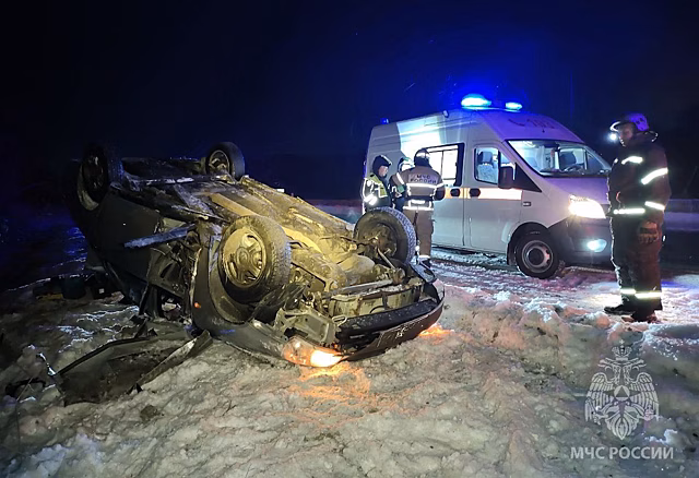 Легковой автомобиль опрокинулся на трассе М‑7 в Володарском округе