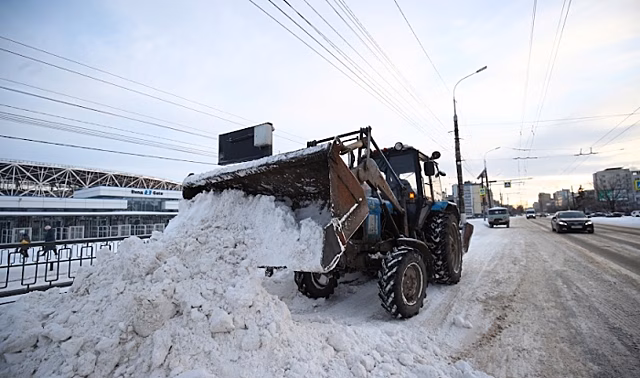 Во всех районах Волгограда продолжается работа по расчистке снега