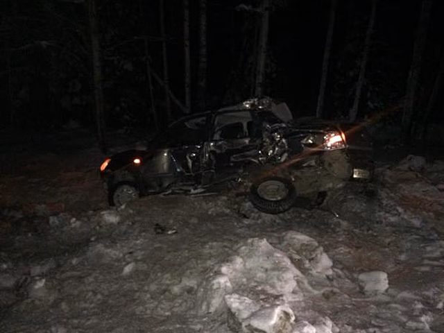 Автобус столкнулся с грузовиком под Тюменью