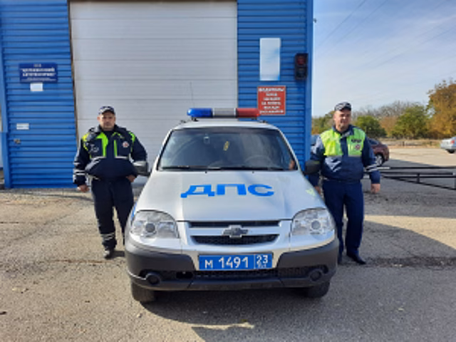 В Краснодарском крае сотрудники ДПС оказали помощь женщине-водителю, оказавшейся в трудной ситуации на дороге