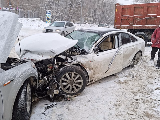 В Самаре женщина на Audi A6 отбросила грузовик на жилой дом, а сама влетела в Ford Mondeo