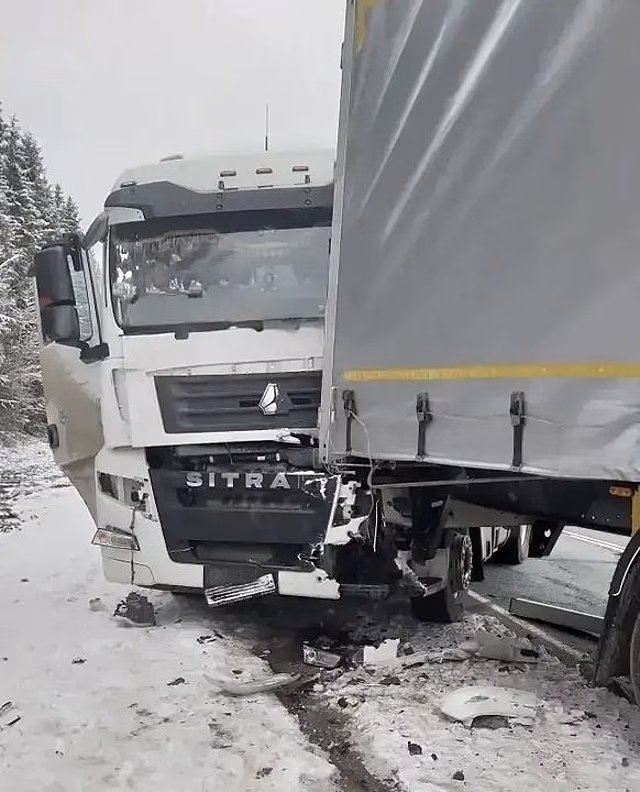 В Омутнинском районе на трассе столкнулись три грузовика