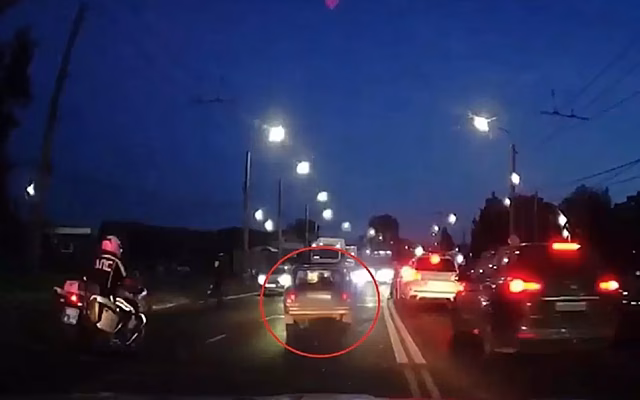 Погоня по улицам Костромы с участием пьяного лихача, машин и мотоциклов (видео)