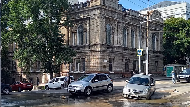 На Чернышевского машина провалилась в яму