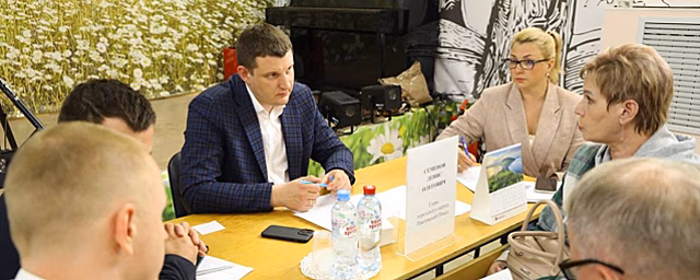 Денис Семенов провел выездной прием жителей в Рахманове