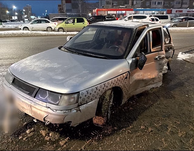 Автомобиль с подложными госномерами стал участником ДТП в Ижевске