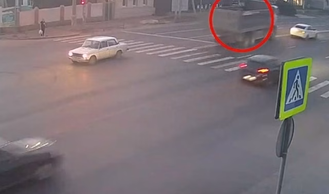 В Волгограде грузовик вылетел на встречку через двойную сплошную