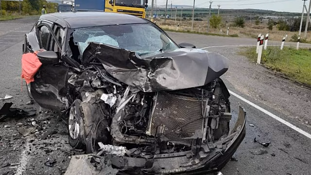В тройном ДТП на трассе под Вольском пострадали пенсионерка и ребенок