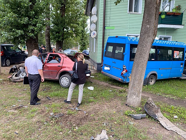 Четыре человека получили травмы в ДТП с маршруткой