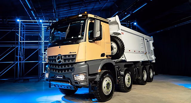 В Бразилии стартовал выпуск четырехосных самосвалов Mercedes Arocs