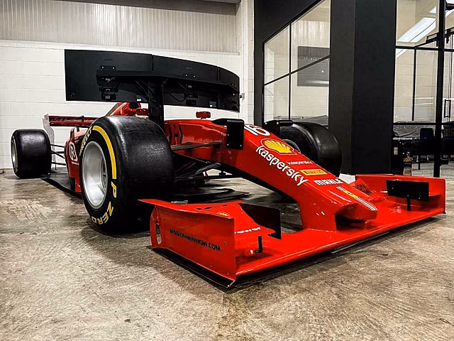 Этот слегка подержанный симулятор Ferrari F1 2021 года обойдется вам в 55 тысяч долларов