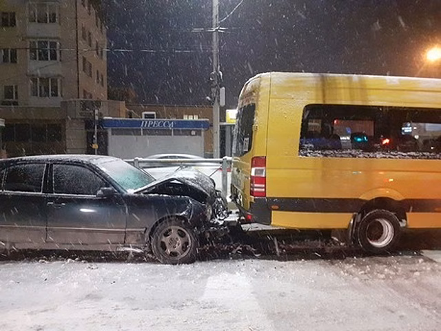 На Горького произошло ДТП с участием маршрутки